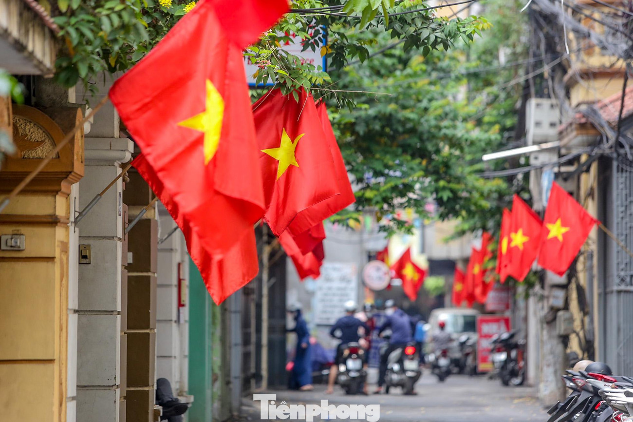 Lá cờ phấp phới khiến lòng người xôn xao.