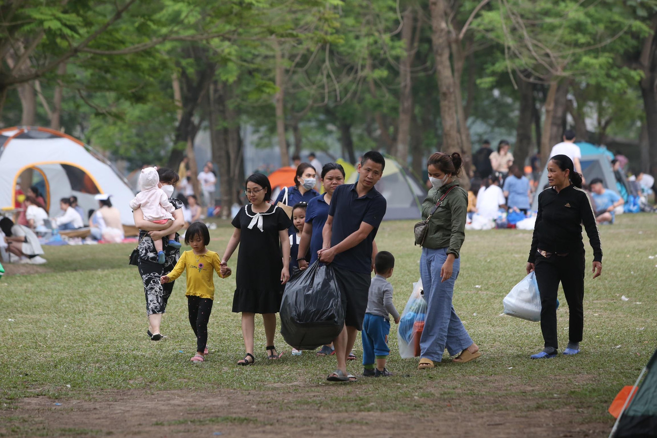 Thay vì về quê hay đi du lịch, nhiều người lại chọn công viên Yên Sở ngay tại Hà Nội để cắm trại.