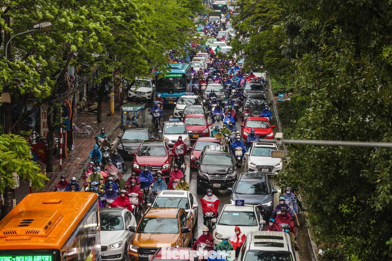 Hình ảnh ùn ứ phương tiện tại đường Láng, gần nút giao Láng Hạ, Lê Văn Lương.