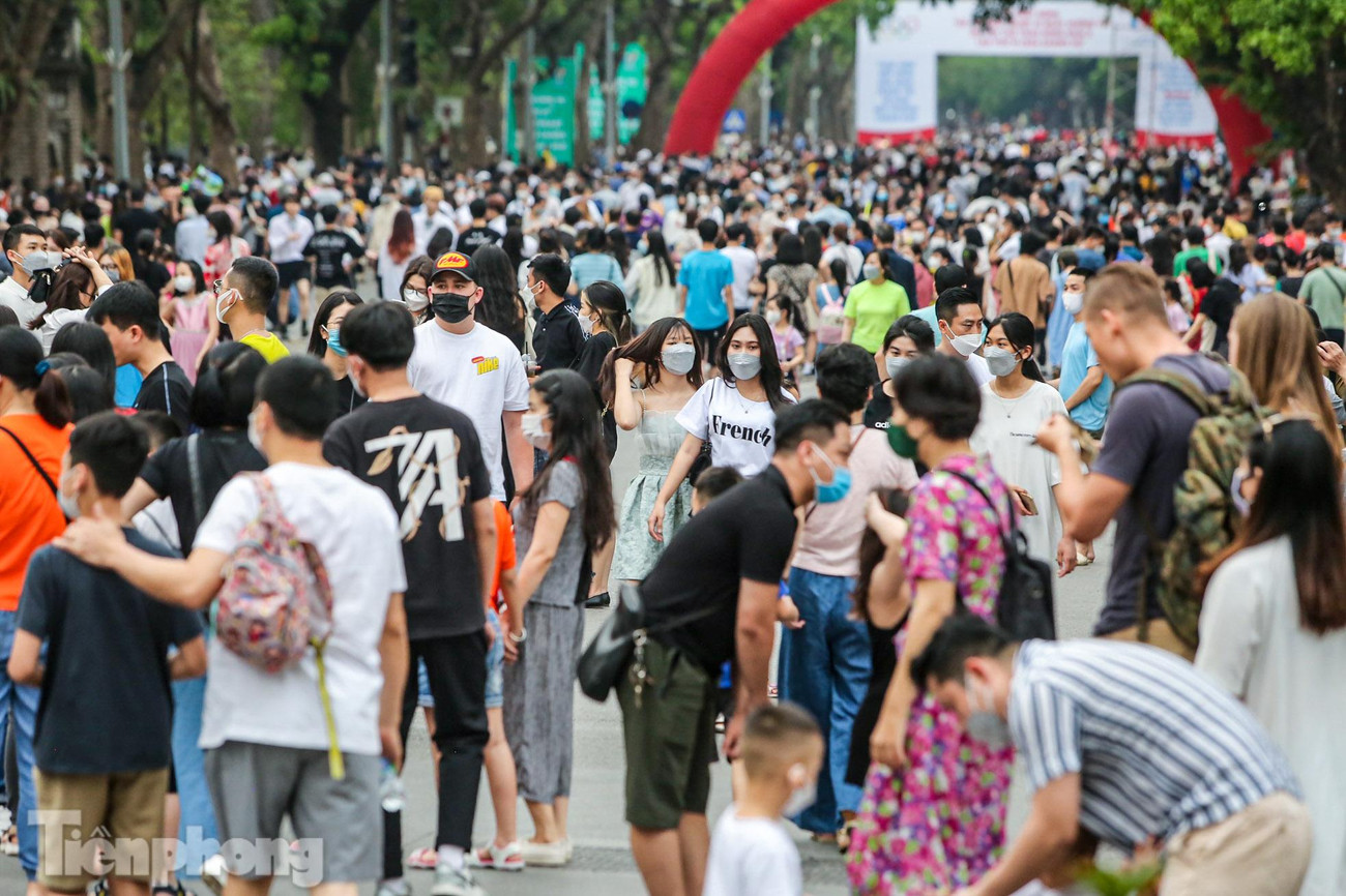 Ghi nhận của PV, trong những ngày nghỉ lễ Giỗ tổ Hùng Vương (10/3 Âm lịch), phố đi bộ hồ Hoàn Kiếm đón một lượng khách tham quan "khủng". Các điểm quen thuộc như vườn hoa tượng đài Lý Thái Tổ, đền Ngọc Sơn, ngã tư Hàng Bài... tấp nập người đến vui chơi.