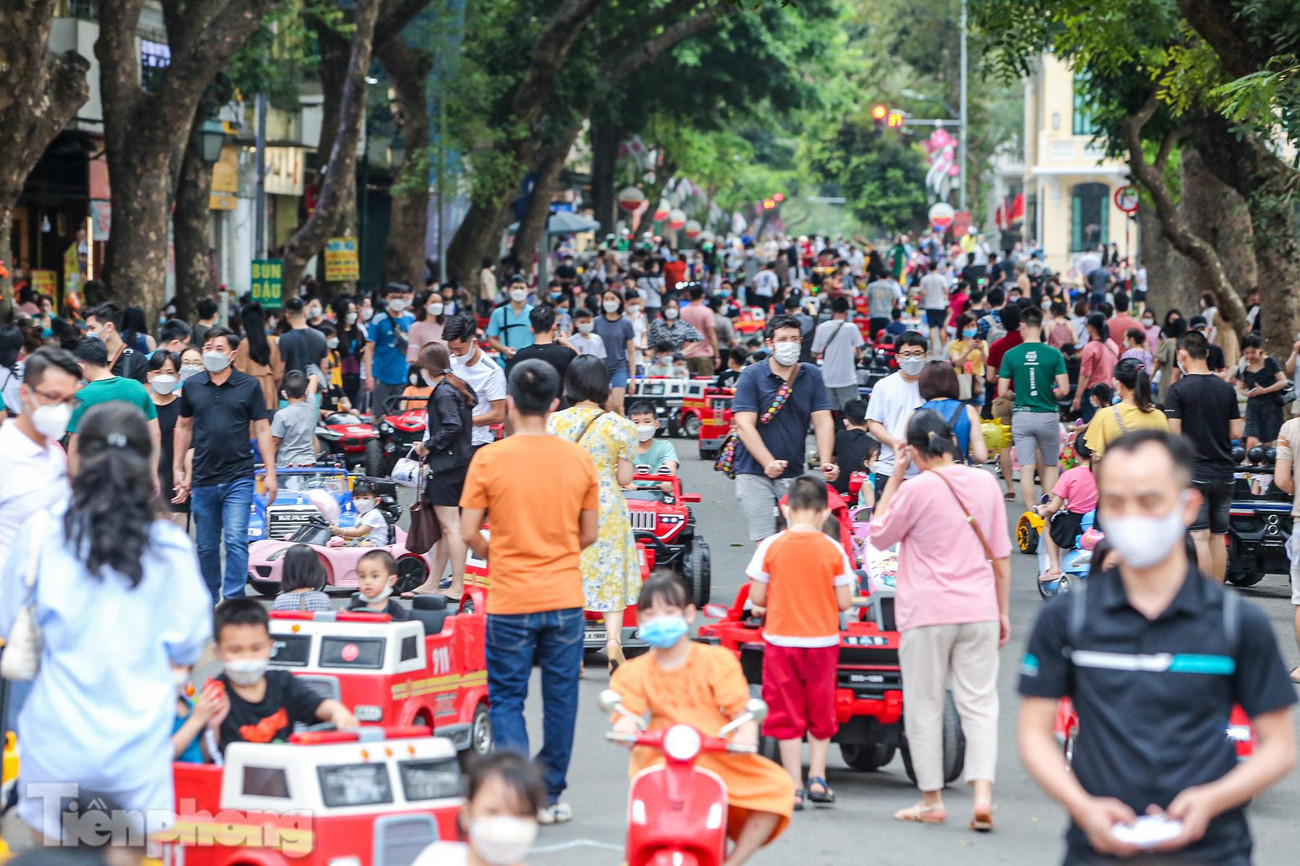 Hình ảnh tại khu vực phố Hàng Khay trong những ngày nghỉ lễ.