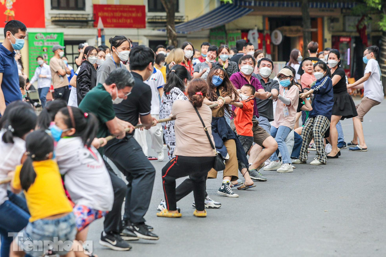 Nhiều trò chơi dân gian được tái hiện tại khu phố đi bộ.