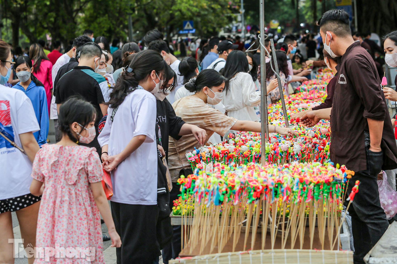 Khu vực bán, nặn tò he đông khách, một món đồ chơi không thể thiếu trong đời sống người Việt xưa.