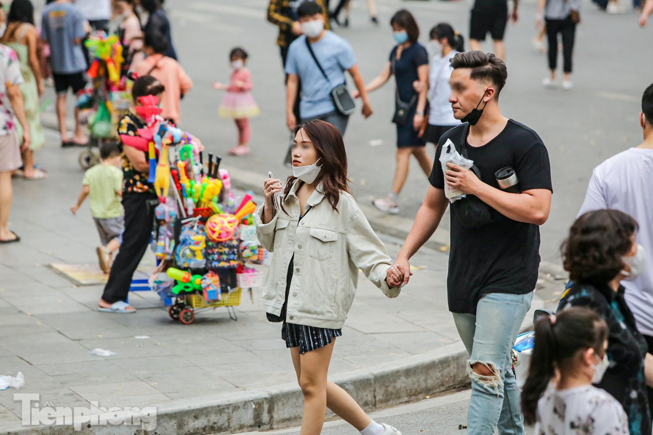 Mặc dù nhiều trường hợp đã bị xử phạt nhưng vẫn xuất hiện nhiều trường hợp không đeo khẩu trang, tháo khẩu trang khi tham gia phố đi bộ hồ Hoàn Kiếm.
