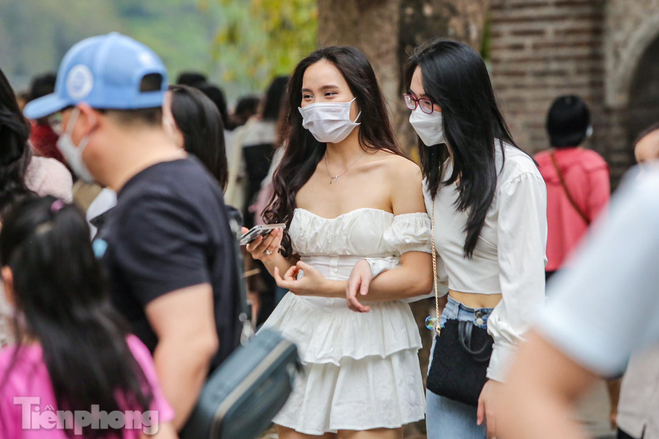 Thời tiết dịp này tại Hà Nội mát mẻ khiến chuyến vui chơi của mọi người vui vẻ và thoải mái hơn.