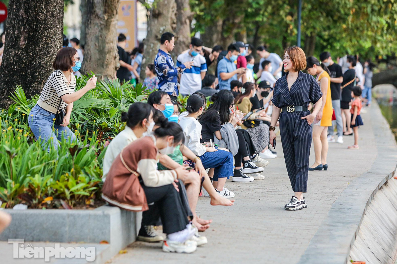 Khu vực bờ kè thu hút nhiều người dừng chân trong thời tiết mát dịu.