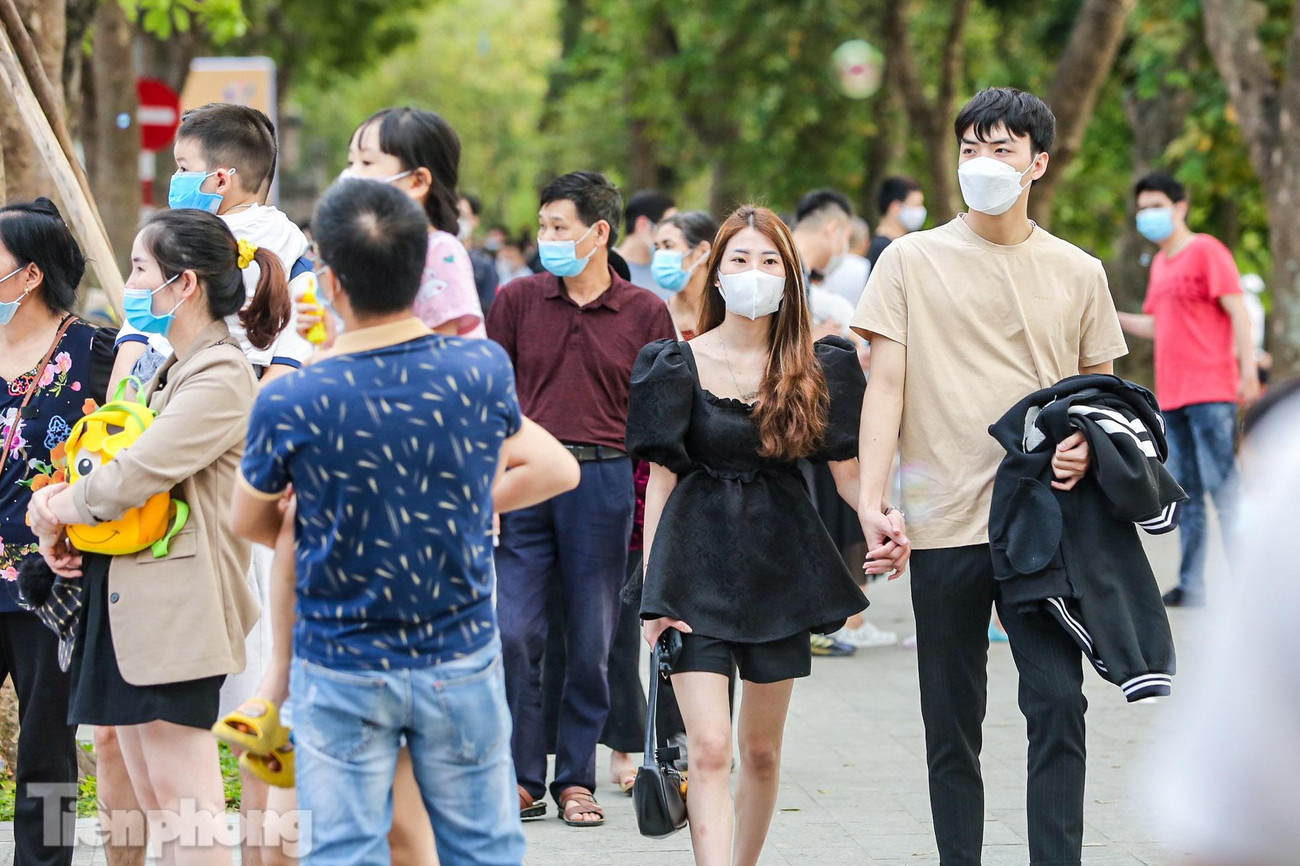 Nhiều cặp đôi chọn phố đi bộ để hẹn họ trong dịp nghỉ lễ này.