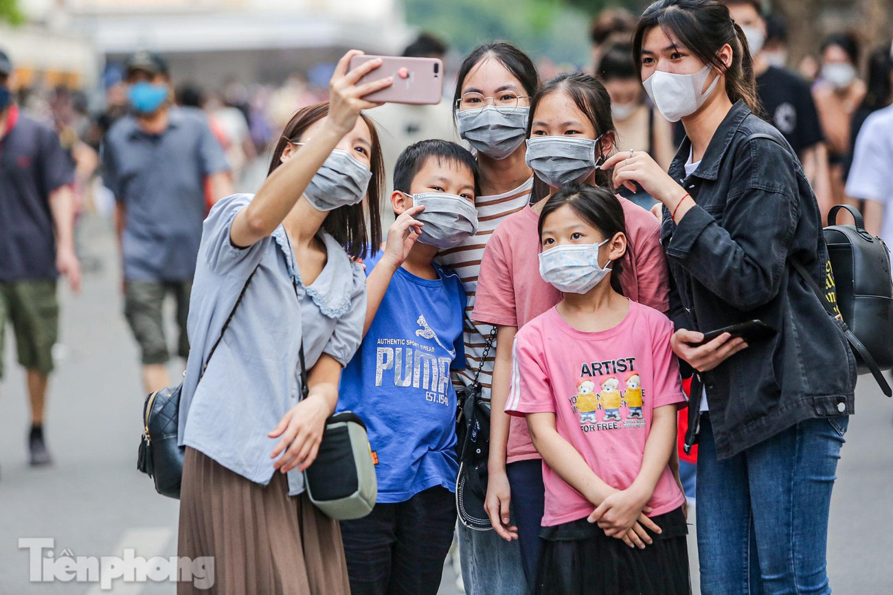 "Nhân ngày nghỉ thì tôi cũng tranh thủ đưa các em, các cháu lên đây chơi, thư giãn và trải nghiệm các trò chơi dân gian sau những ngày đi học", chị Thúy (huyện Hoài Đức, Hà Nội) cho biết.