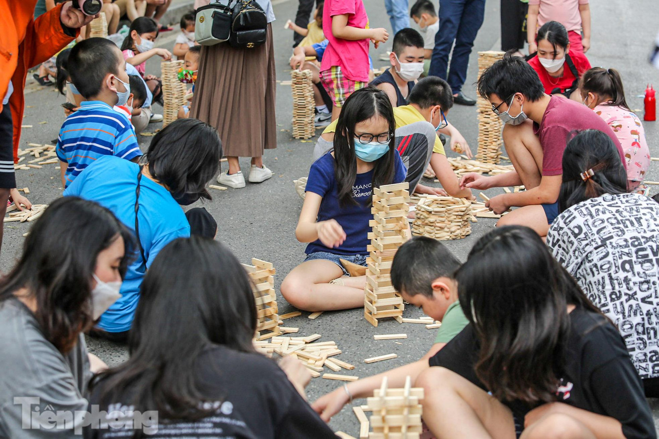 Khu vực xếp gỗ thu hút nhiều bạn trẻ và trẻ em.