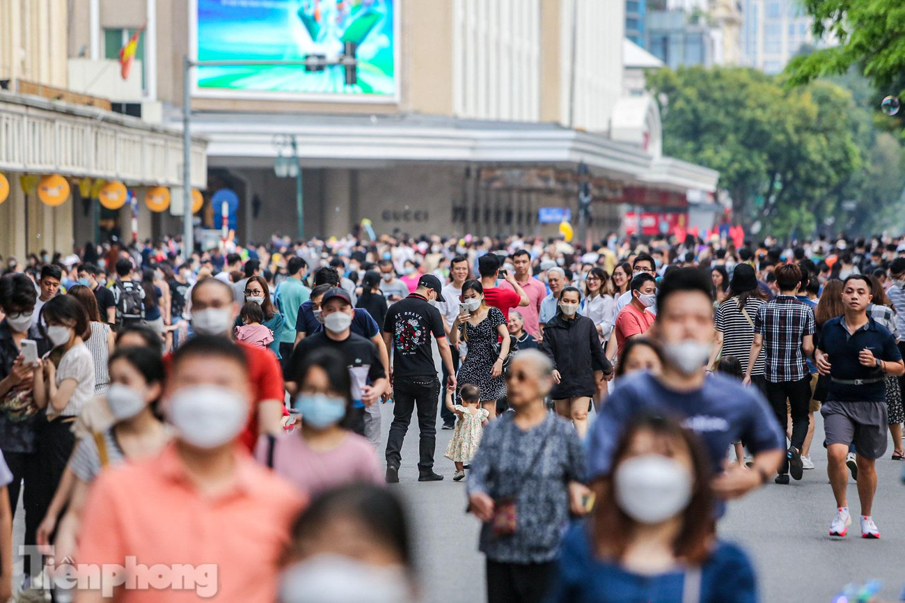 Khu vực phố Đinh Tiên Hoàng được "lấp đầy" bởi du khách.