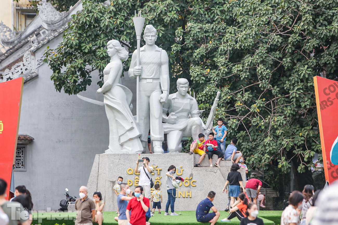 Trẻ em vui chơi tại khu vực Tượng đài Cảm tử.