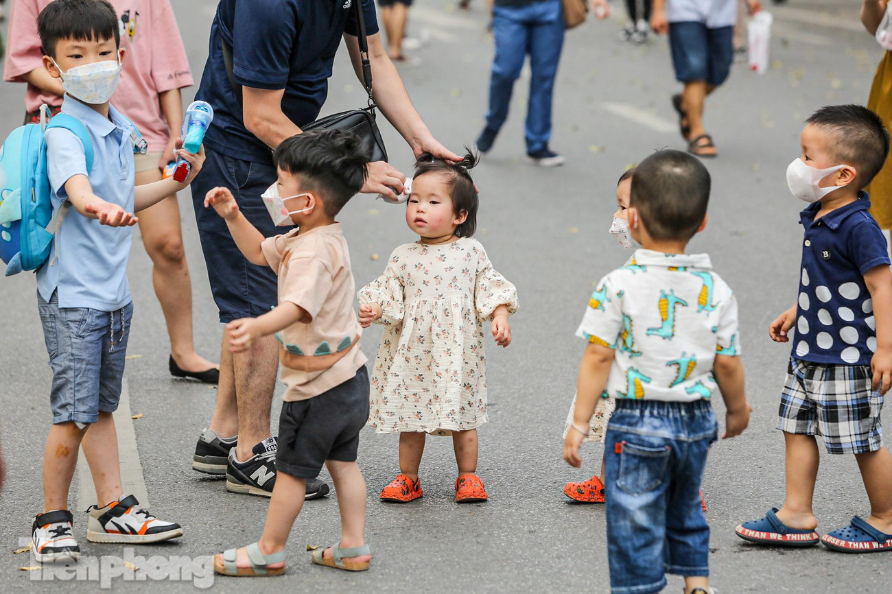 Rất đông trẻ em được gia đình đưa lên phố đi bộ trong dịp nghỉ lễ này.