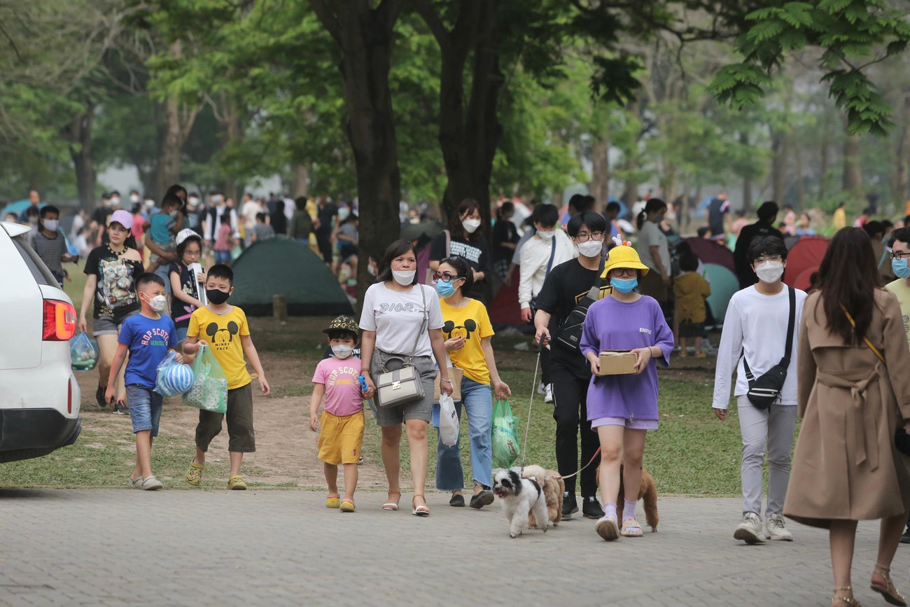 Ghi nhận của PV, trong ngày cuối cùng của kỳ nghỉ lễ Giỗ tổ Hùng Vương năm nay, có khá đông người dân thủ đô chọn công viên Yên Sở (quận Hoàng Mai, Hà Nội) để vui chơi, cắm trại.