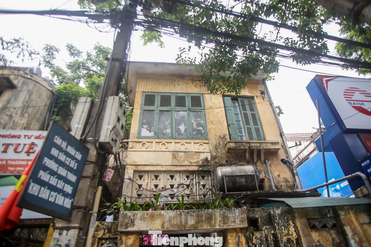 Ngày 16/4, Hà Nội thông báo tiếp tục bán 600 biệt thự cũ thuộc danh mục được bán, thuộc sở hữu Nhà nước đang bán dở dang, hiện do Công ty TNHH MTV Quản lý và Phát triển nhà Hà Nội quản lý cho thuê nhà ở cũ. Theo UBND TP. Hà Nội, việc bán biệt thự nhằm tạo vốn cho việc cải tạo, chỉnh trang, tái thiết khu nội đô lịch sử với các công trình nhà cổ, biệt thự cũ, các công trình kiến trúc khác.