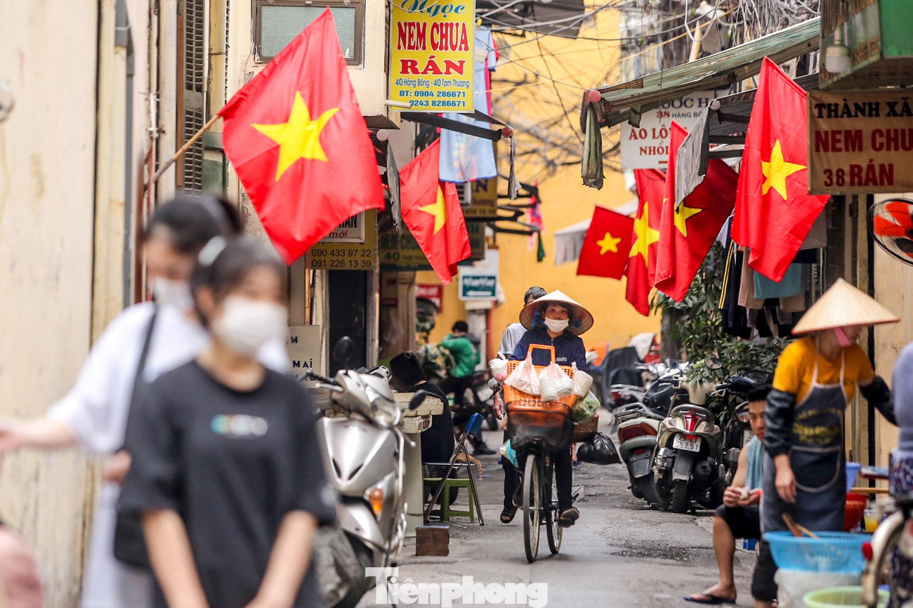 Ngõ nhỏ, phố nhỏ rực rỡ màu Quốc kỳ.