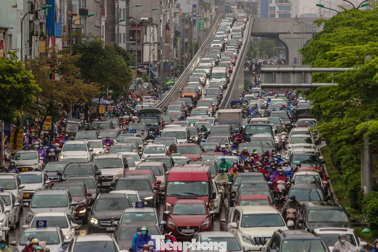 Ô tô từ đường trên cao ùn ứ, khó khăn xong việc xuống đường dưới.