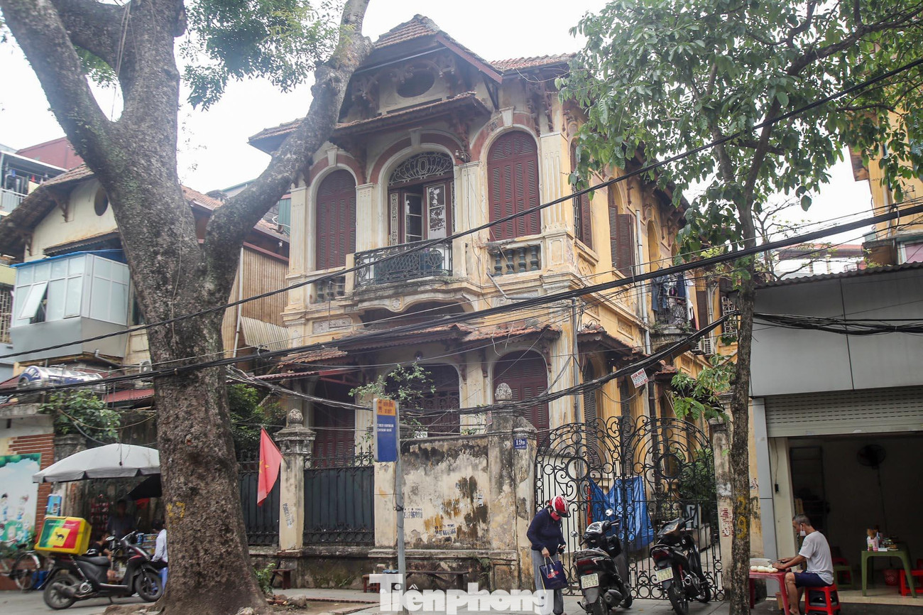 Tuy nhiên, trong buổi họp báo chiều 19/4 thông tin về công tác quản lý, sử dụng các biệt thự được xây dựng từ trước năm 1954, ông Trương Việt Dũng - Chánh Văn phòng UBND TP Hà Nội cho biết thành phố tạm dừng bán các căn biệt thự để rà soát tổng thể.