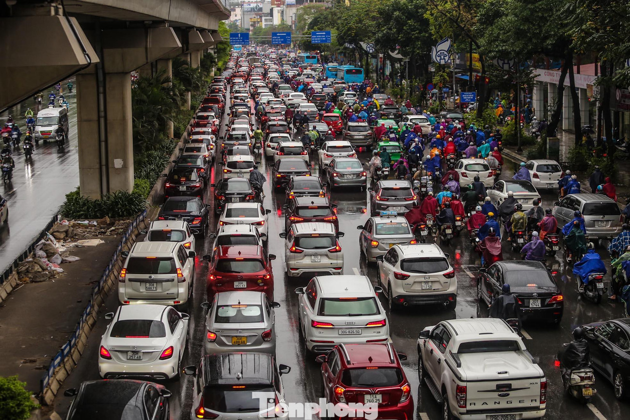Ghi nhận của PV tại khu vực Hà Nội, cơn mưa rào và giông kéo dài khiến đường phố trong tình trạng ùn tắc nhiều giờ đặc biệt giờ cao điểm, các phương tiện di chuyển khó khăn.