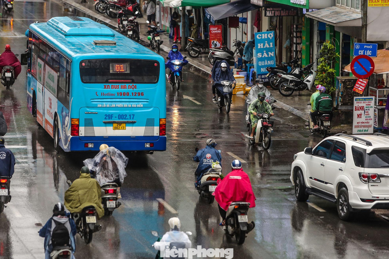 Thậm chí nhiều phương tiện đi ngược chiều đoạn dài để thoát "ma trận" tắc đường.