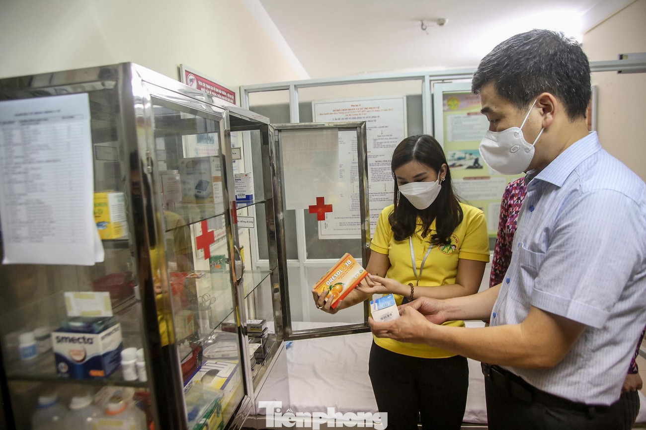 "Việc đón học sinh mầm non quay trở lại trường học cần chú trọng đến từng khâu, từ việc kiểm tra hệ thống gas của bếp ăn, nhập nguyên vật liệu, tăng cường phụ huynh giám sát bếp ăn đến khoảng cách tối thiểu cho các em học sinh trong lớp, tăng cường bổ sung những thiết bị y tế còn thiếu tại các cơ sở là điều cần thiết và cấp bách", ông Hoàn nhấn mạnh.