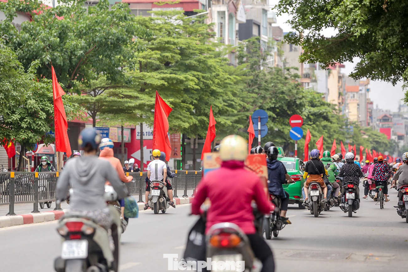 Hàng cờ được trang trí tại dải phân cách phố Tôn Đức Thắng.