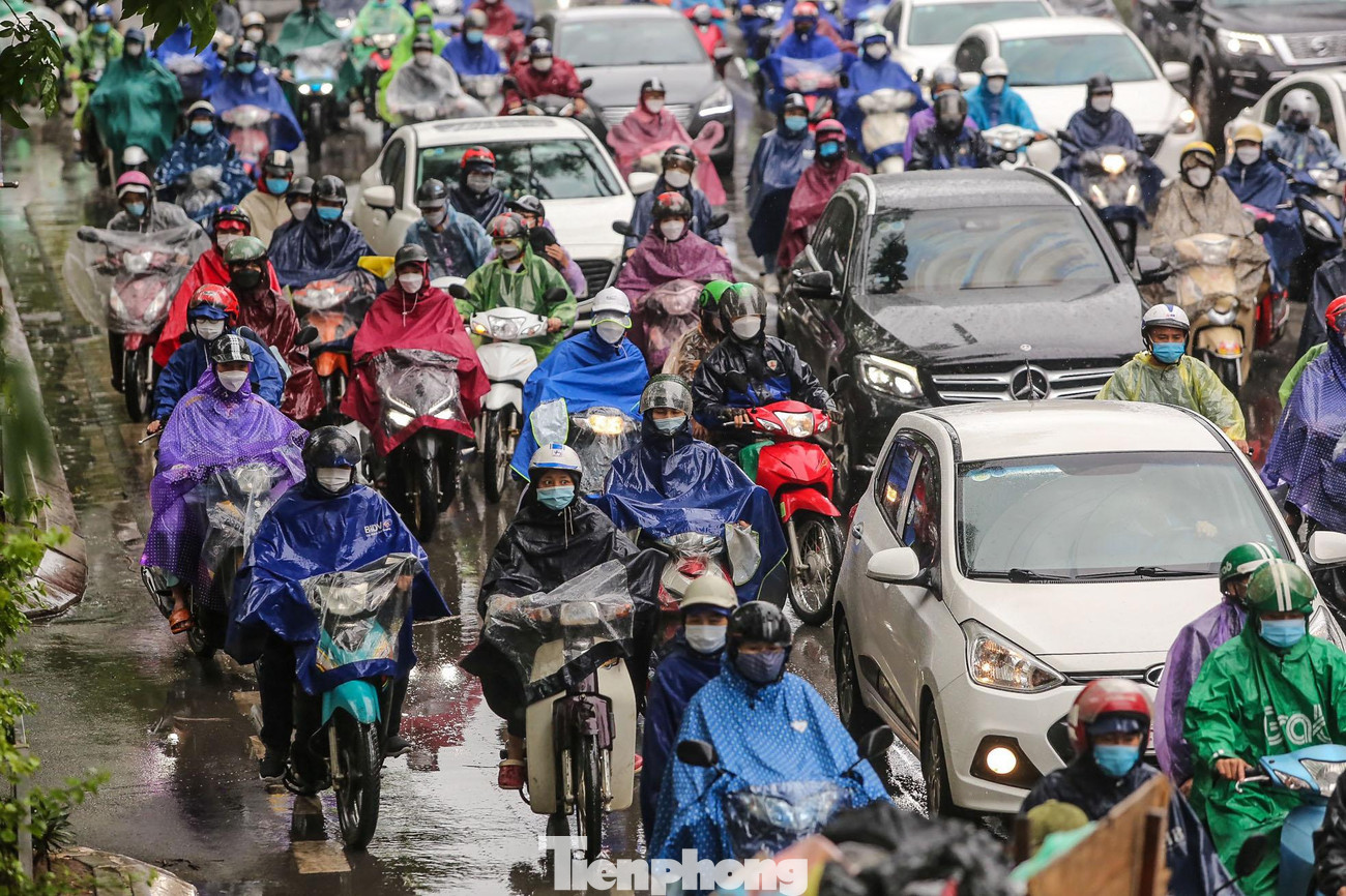 Các tuyến phố vốn đã "nghẹt thở" lại kèm theo mưa gió khiến việc tham gia giao thông càng trở nên khó khăn.