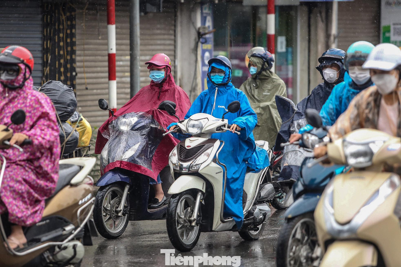 Theo Trung tâm Dự báo Khí tượng Thủy văn Quốc gia, hiện nay không khí lạnh đã ảnh hưởng đến hầu hết khu vực Bắc Bộ và Bắc Trung Bộ. Dự báo, ngày 18/4, không khí lạnh được tăng cường mạnh hơn và ảnh hưởng đến các nơi khác Bắc Trung Bộ, một số nơi ở Trung Trung Bộ.