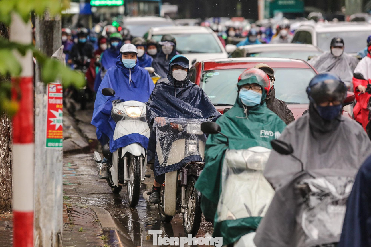 Các phương tiện chỉ có thể nhích từng bước.