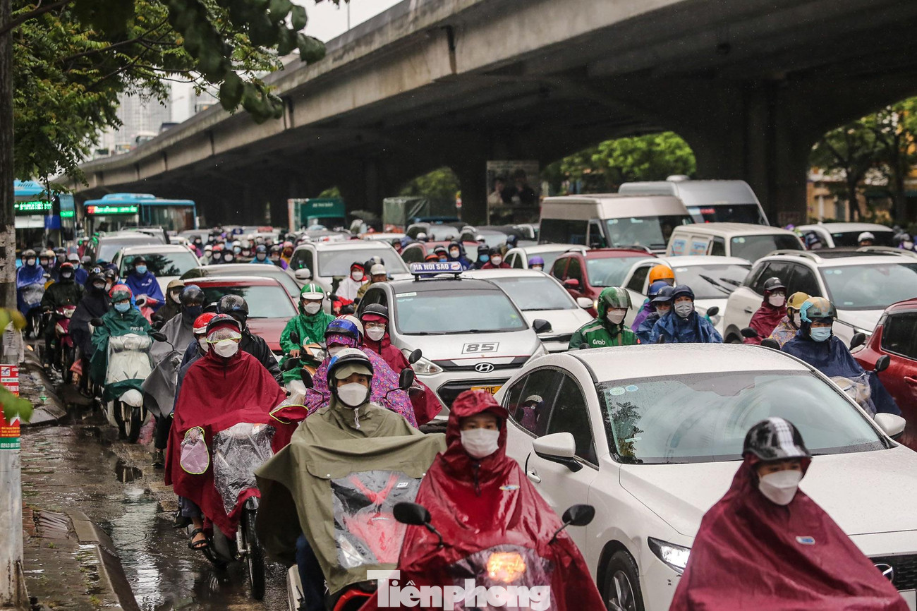 Đường Vành đai 3 đoạn gần nút giao Lê Văn Lương tắc "không lối thoát".