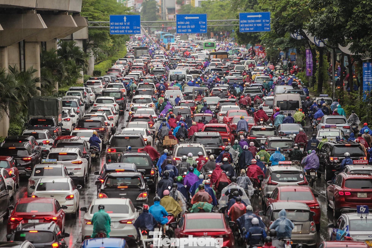 Hình ảnh tại tuyến đường Nguyễn Trãi - một trong những điểm nóng giao thông vào sáng nay (18/4).