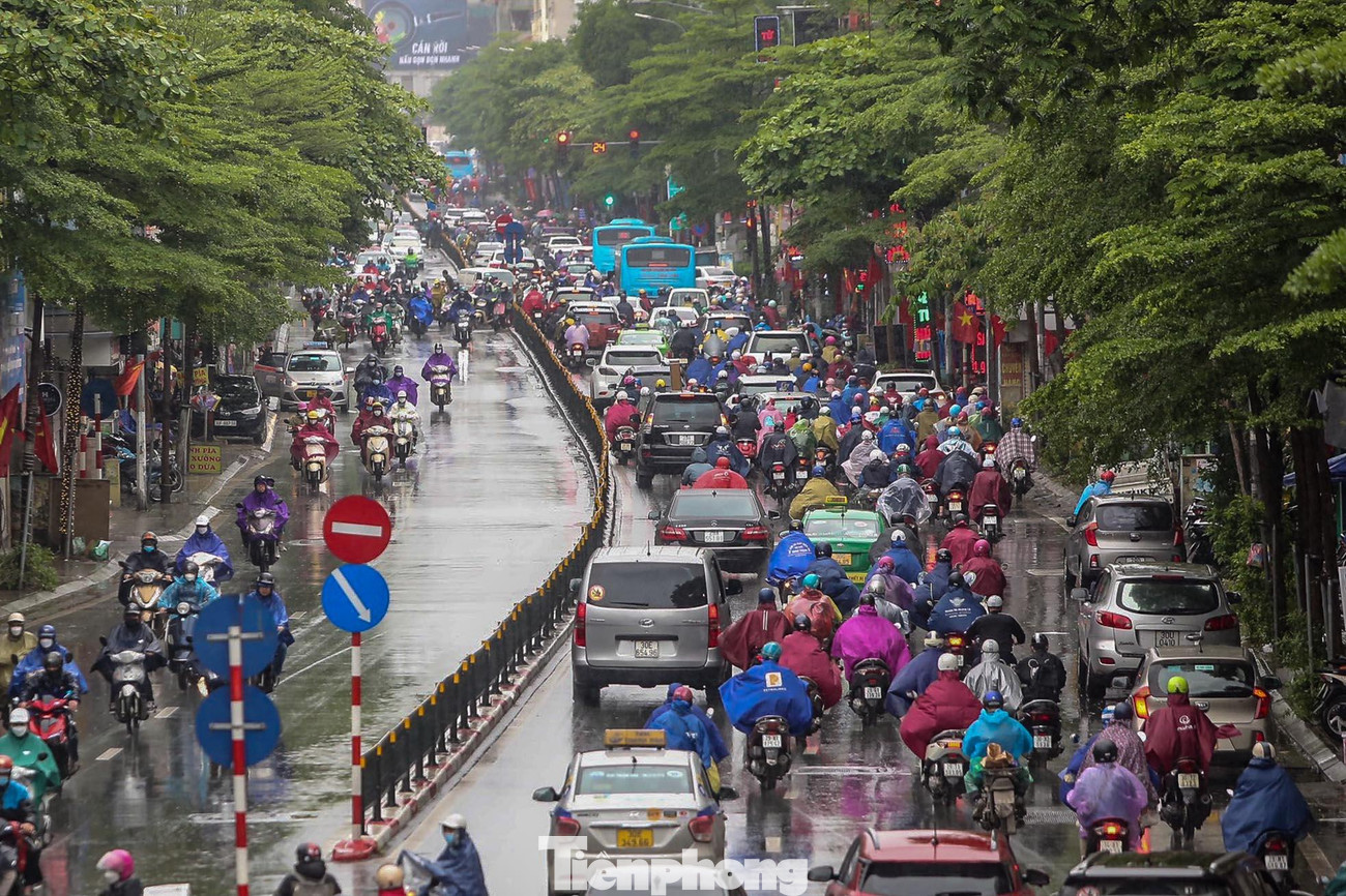 Phương tiện đông nghẹt trên tuyến phố Tây Sơn, chiều hướng về nội đô.