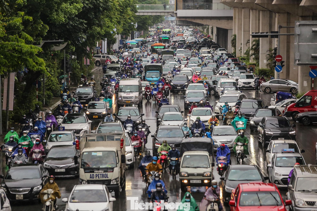 Tại các tuyến giao thông nóng như Nguyễn Trãi, Trường Chinh, Tây Sơn, Láng Hạ, Lê Văn Lương, Vành đai 3... đều ùn tắc nhiều giờ trong mưa gió.