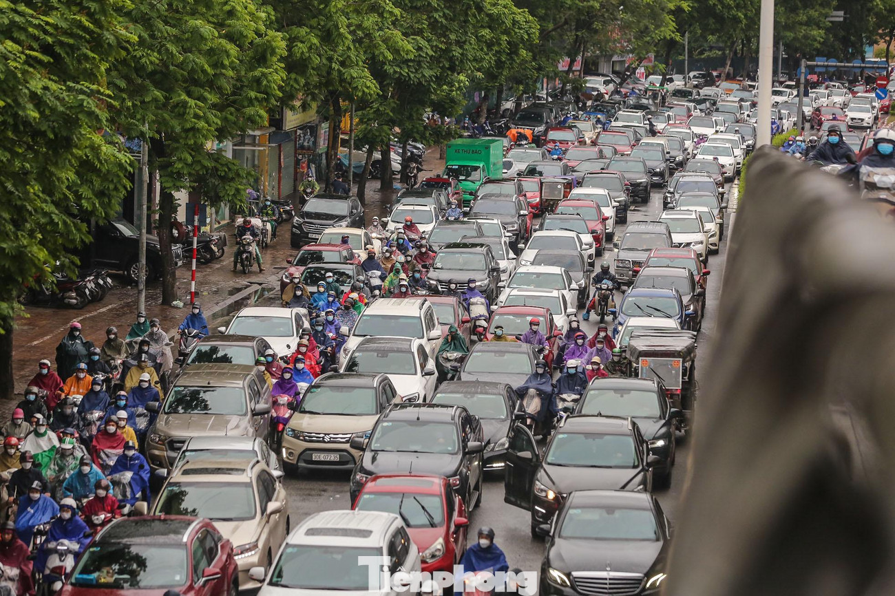 Hình ảnh tại tuyến đường Lê Văn Lương, đoạn dưới chân cầu nút giao với Láng Hạ.
