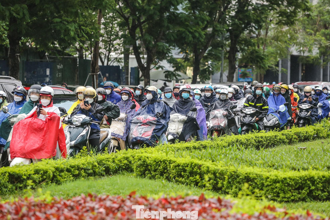 Nhiều phương tiện "chôn chân" tại tuyến đường này.