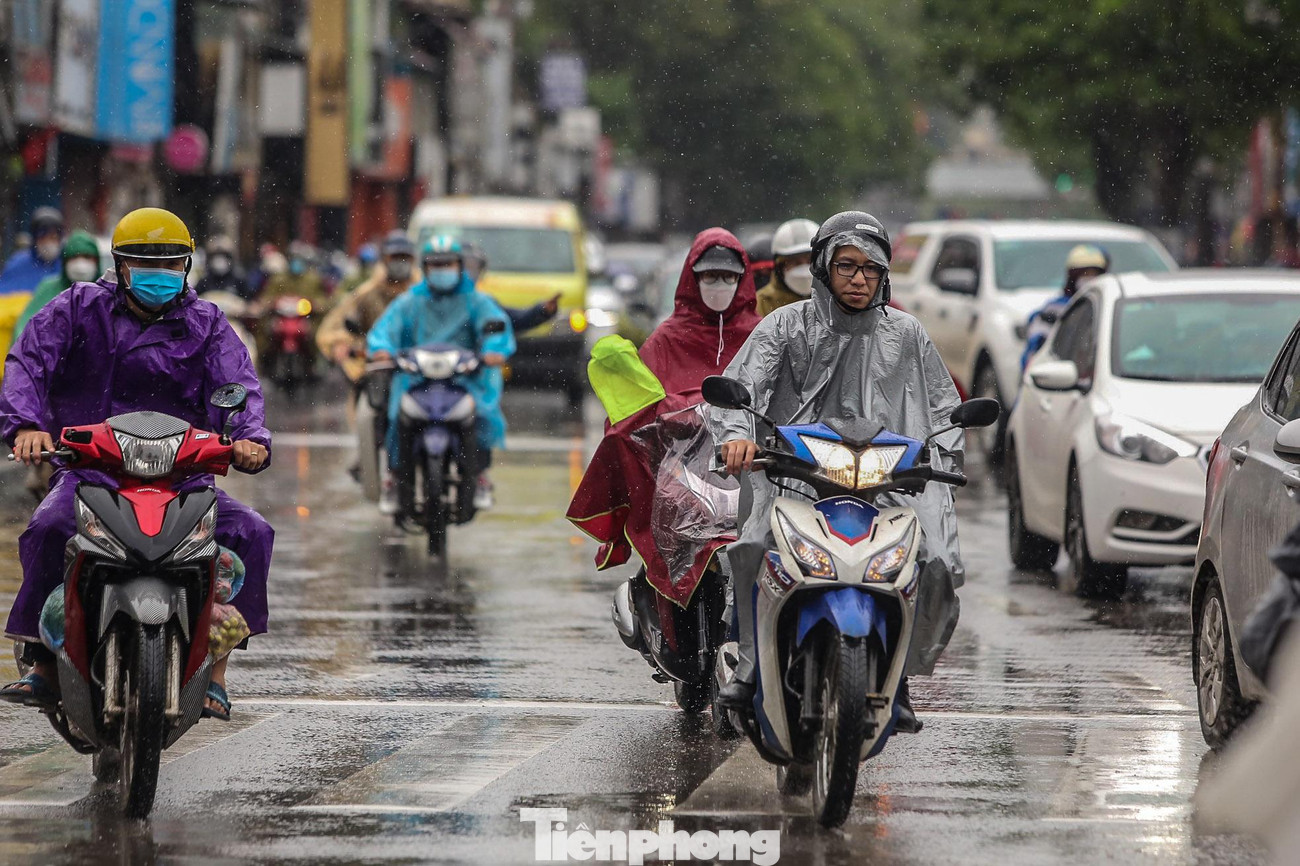 Tại khu vực Hà Nội nhiều mây, có lúc có mưa, mưa rào. Gió đông bắc cấp 3, trời rét. Nhiệt độ từ 16-20 độ C.