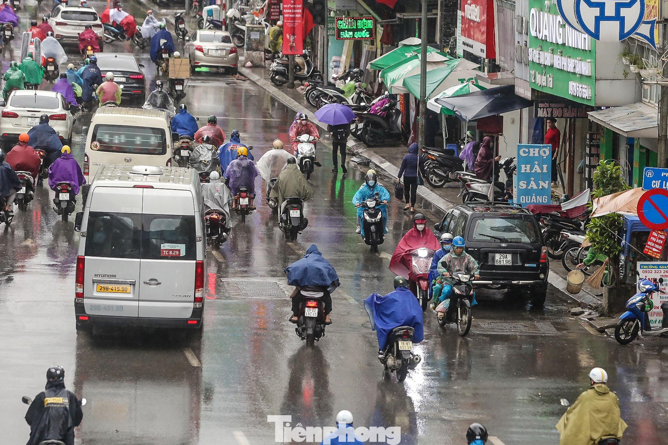 Thậm chí nhiều xe máy đi ngược chiều đoạn dài bất chấp nguy hiểm để thoát cảnh tắc đường.