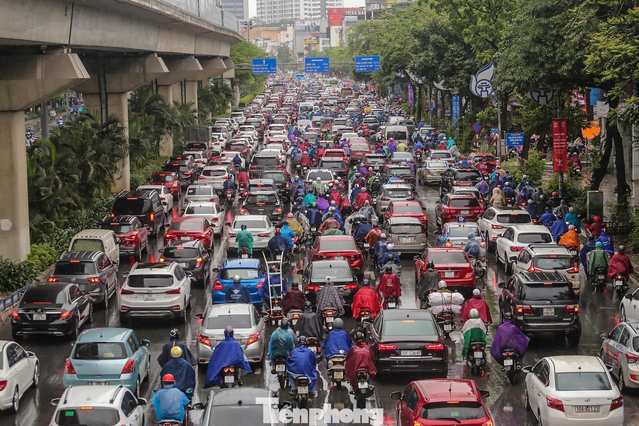 Ghi nhận của PV, do ảnh hưởng của không khí lạnh gây mưa trên diện rộng, tại khu vực Hà Nội, mưa triền miên không ngớt từ đêm qua đến cả sáng nay (18/4) khiến việc di chuyển, sinh hoạt trong ngày đầu tuần trở nên khó khăn.