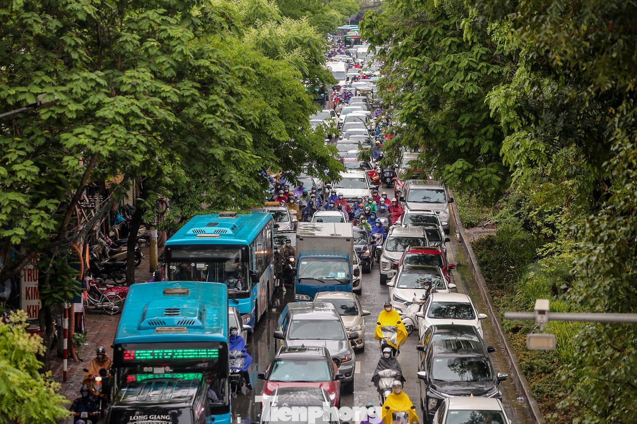 Đường Láng ùn tắc nhiều giờ trong mưa.<