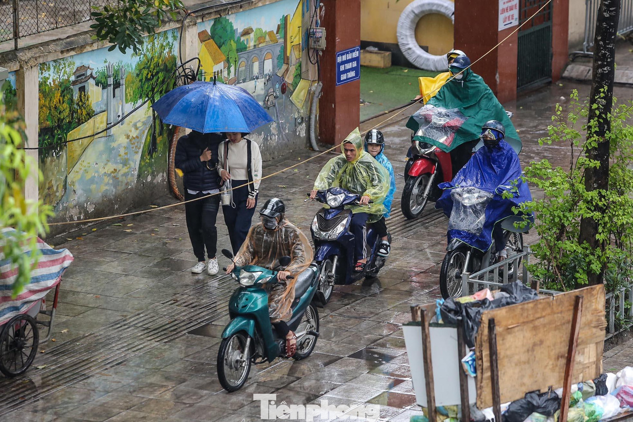 Nhiều phương tiện leo lên vỉa hè tìm "lối đi riêng".