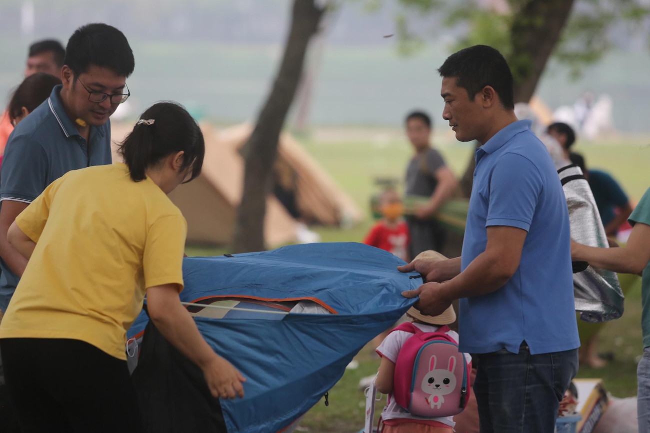 "Gia đình mình không đi du lịch do vướng công việc vì vậy tranh thủ đưa các con đến đây cắm trại, thư giãn trong ngày nghỉ", một du khách cho biết.