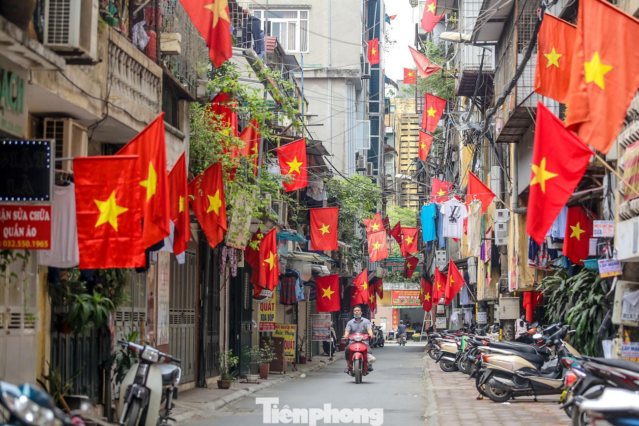 Những ngày này, trên các tuyến phố Hà Nội, đâu đâu cũng rợp bóng cờ Tổ quốc để mừng Ngày Giải phóng miền Nam thống nhất đất nước (30/4/1975 - 30/4/2022).