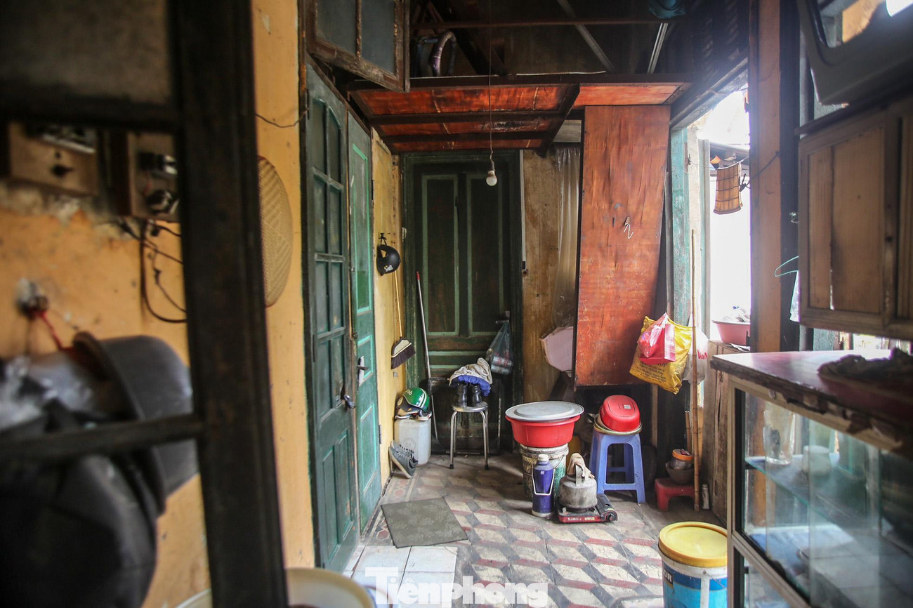 Các hộ dân chia nhau hành lang để đồ dùng sinh hoạt như xô chậu, máy giặt, bếp nấu ăn.