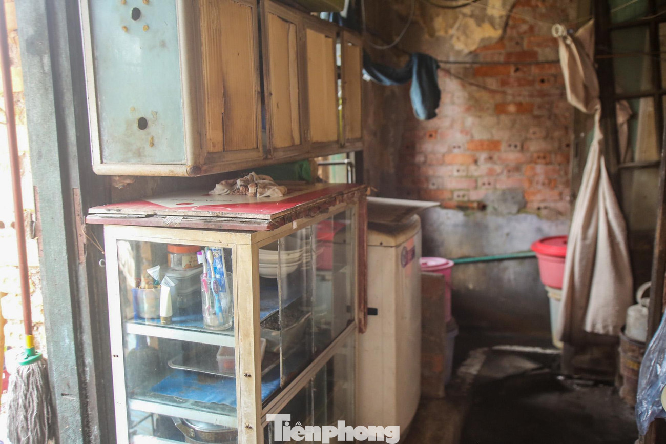 Trên tầng 3 của căn biệt thự, nhà tắm được dùng chung giữa các hộ, được che lại bằng tấm rèm khi sử dụng.