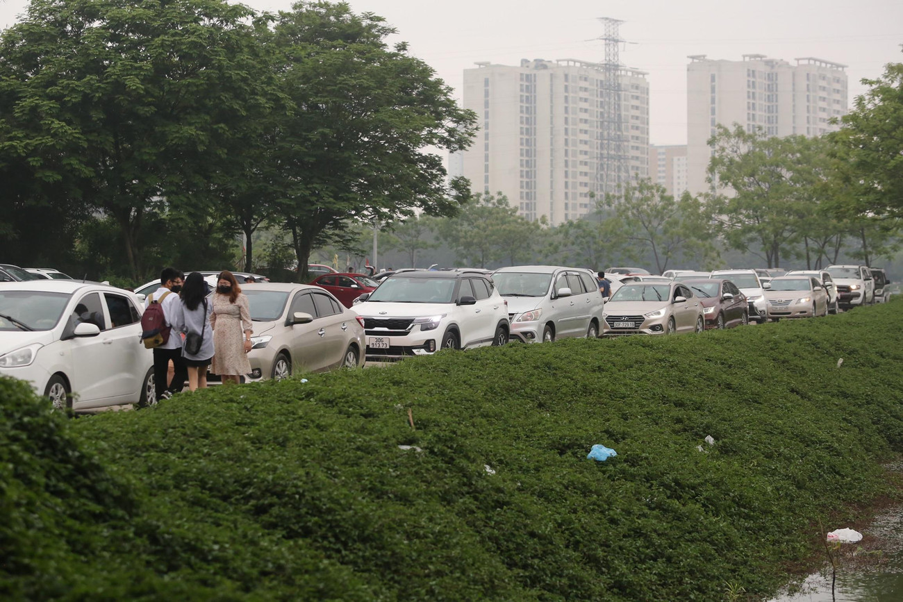 Các con đường xung quanh công viên chật kín ô tô.