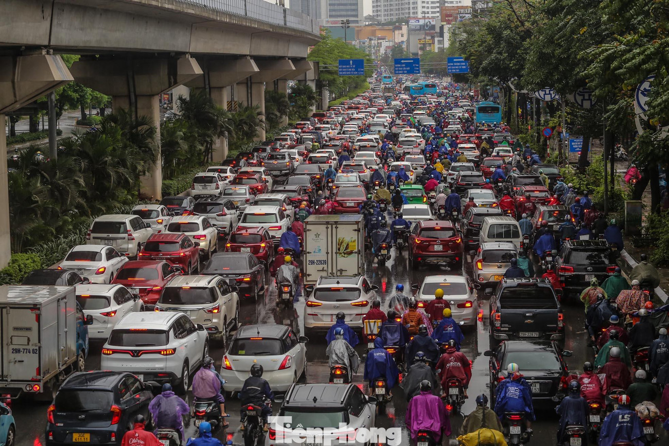 Từ 7h30 đến 9h là thời gian cao điểm, các tuyến đường như Nguyễn Trãi, Trường Chinh, Láng, Tây Sơn... đều trong tình trạng ken đặc phương tiện.