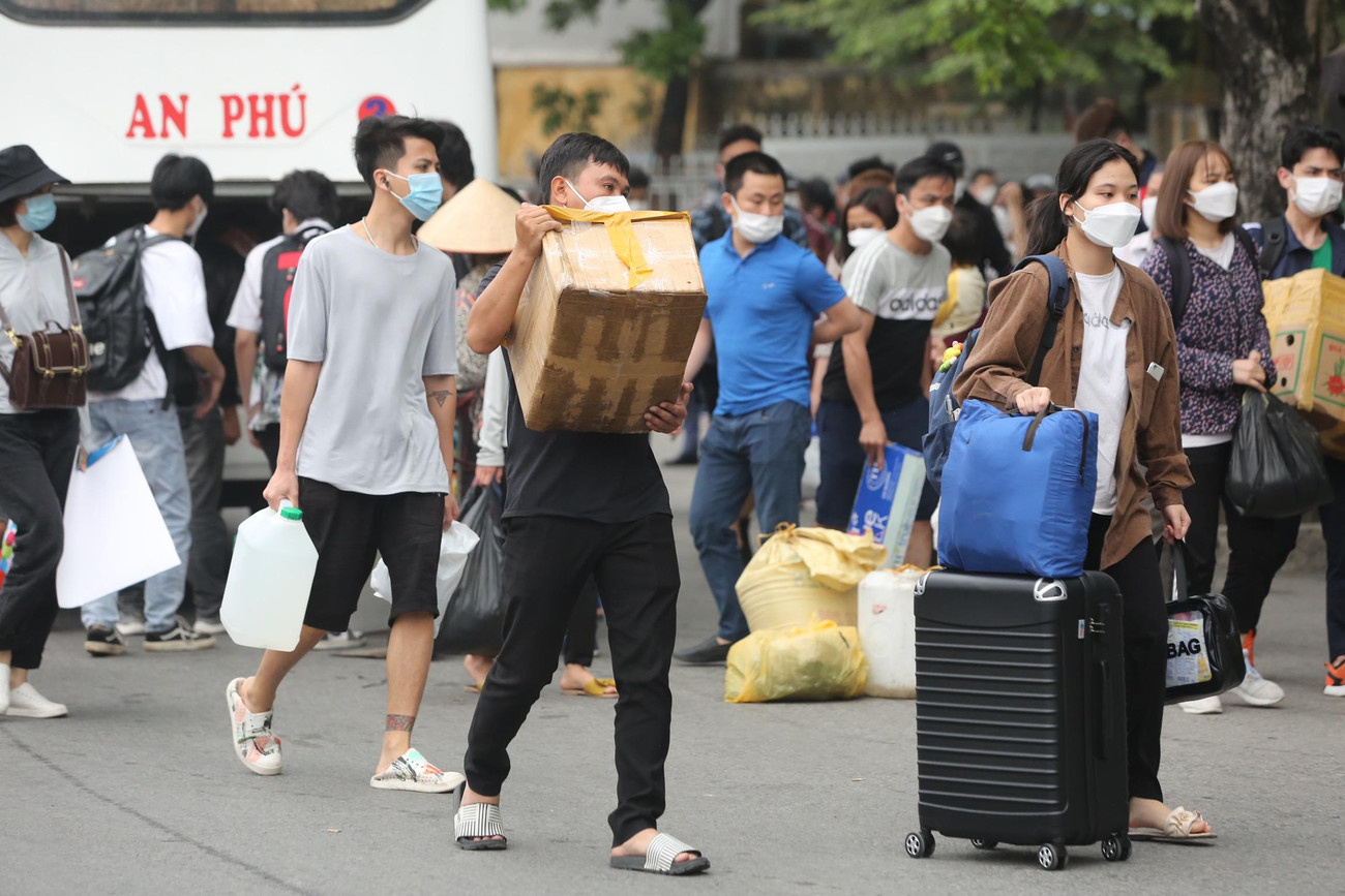 Ai cũng "tay xách nách mang" vài thứ đồ.