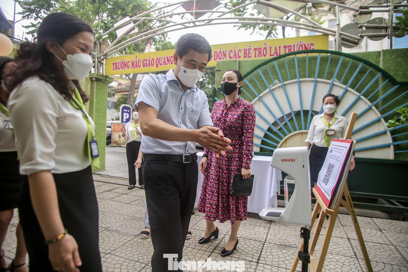 Máy đo thân nhiệt và sát khuẩn tự động được bố trí phù hợp với học sinh mầm non.