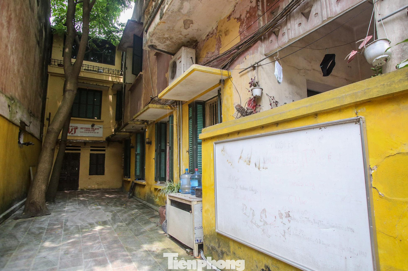 Tương tự, biệt thự số 16 Nguyễn Biểu với kiến trúc Pháp có vẻ nguy nga bên ngoài, bên trong lại chật hẹp, ẩm thấp.