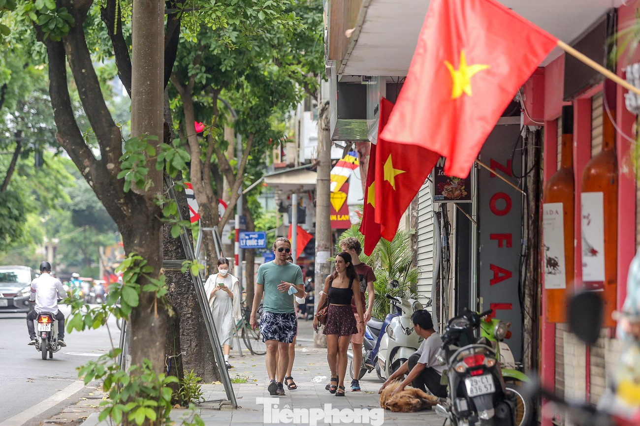 Hàng cờ rực rỡ trên phố Hàng Bông sáng 30/4.