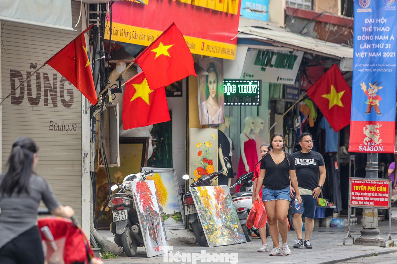 Những con phố cổ như Hàng Ngang, Hàng Đào, Hàng Bông... đều rực rỡ màu cờ đỏ sao vàng.